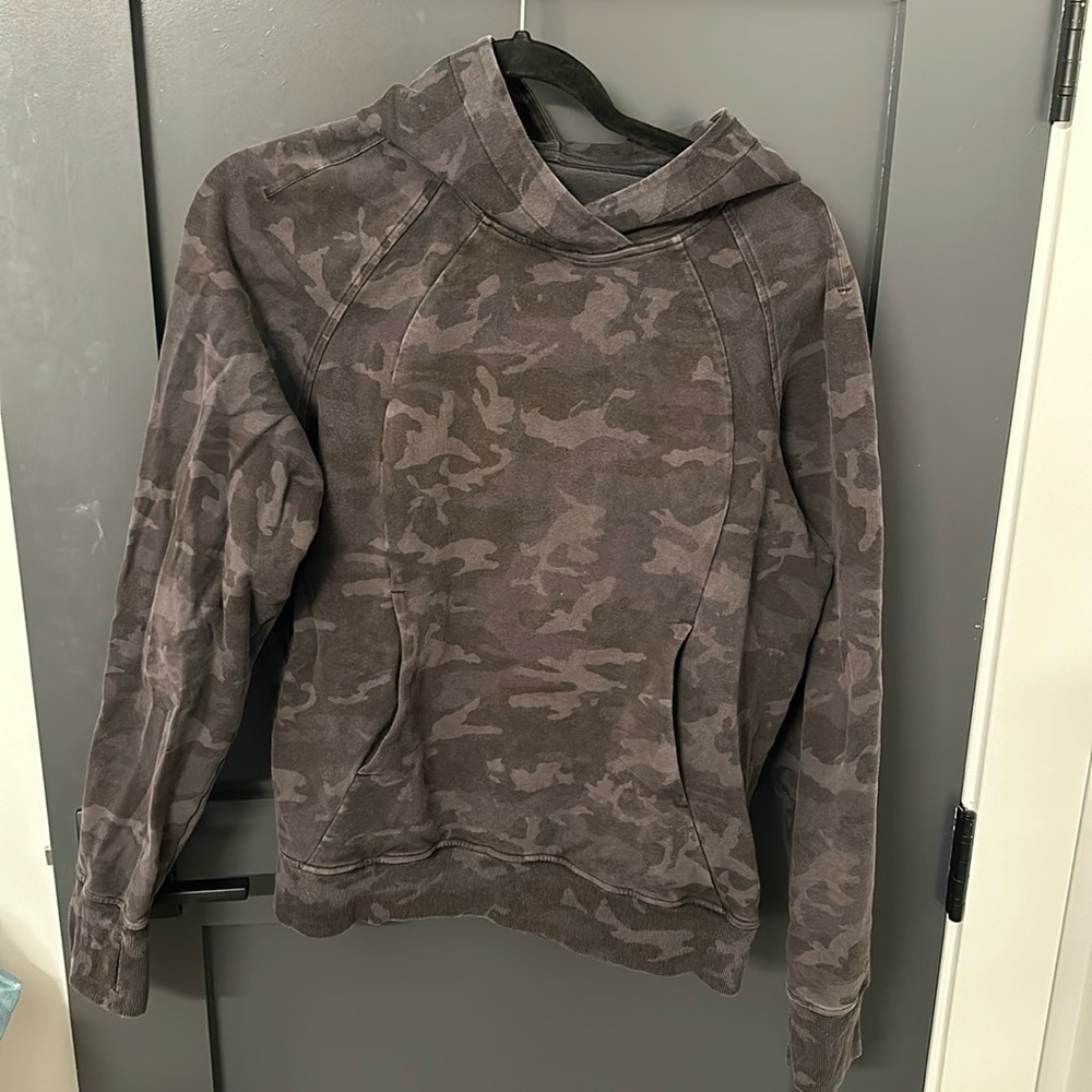 Black and gray camo Lululemon sweatshirt hoodie